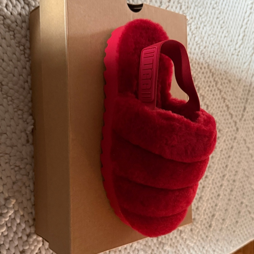 NWT Ugg Suuper Fluff slipper size 37 or 6